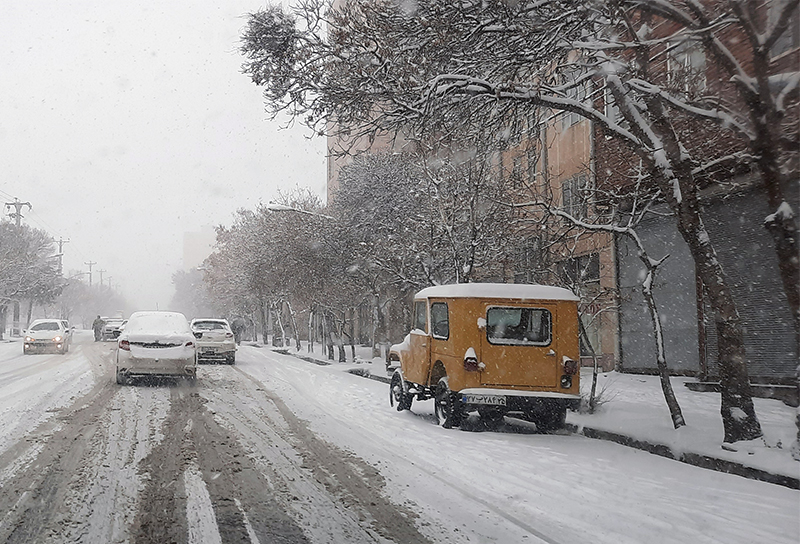 بارش برف سنگین تردد خودروها را در مراغه کند کرد
