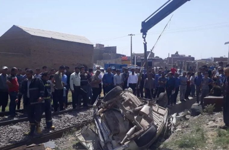 حادثه برخورد قطار با پیکان در زینال آباد