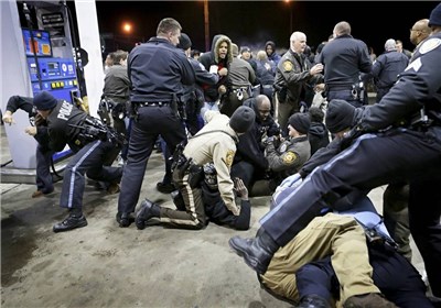 اعتراضات ضد نژادپرستی در فرگوسن آمریکا به خشونت کشیده شد