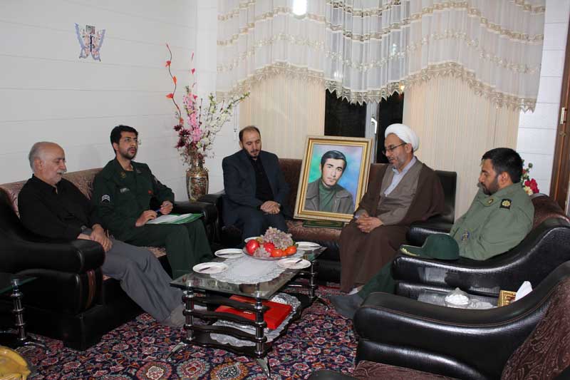 مسئولین سپاه ناحیه مراغه با خانواده دانش آموز شهید ناصر نجفی آذر دیدار کردند.