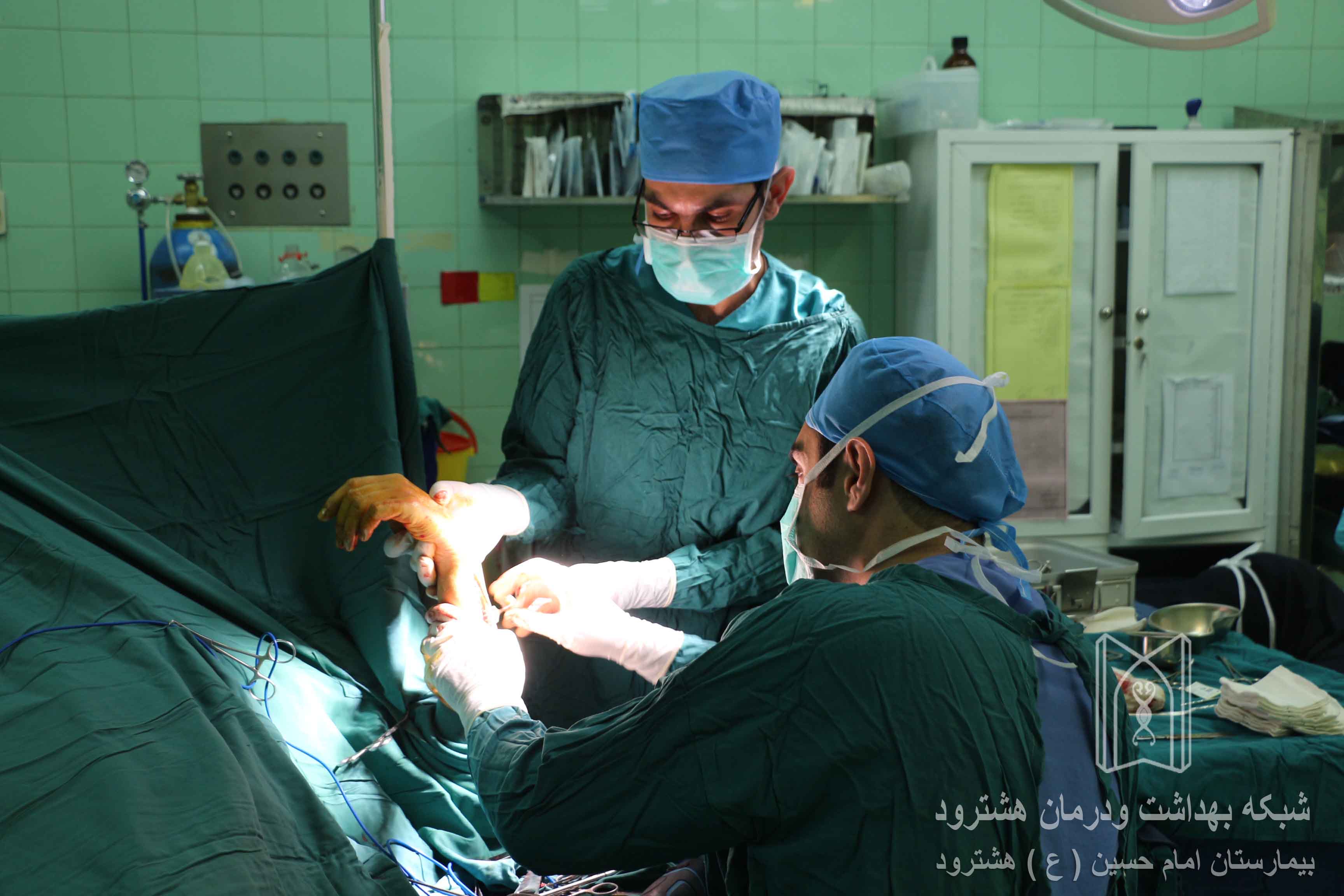 توسط پزشکان بیمارستان امام حسین (ع) صورت گرفت؛ از انجام نخستین عمل جراحی شکستگی و جا گذاری پلاک تا پیوند انگشتان قطع شده جوان هشترودی +عکس
