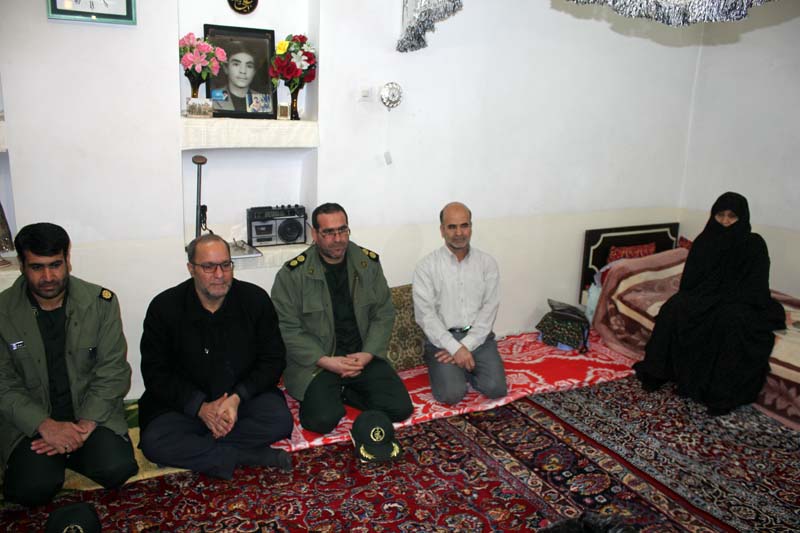 مسئولین بسیج و آموزش و پرورش با خانواده شهید عاصمی دیدار کردند