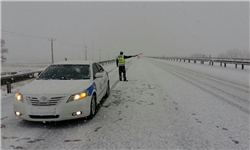 جلوگیری از تردد خودروهای فاقد زنجیر چرخ توسط پلیس جاده‌های آذربایجان‌شرقی لغزنده است +تصاویر