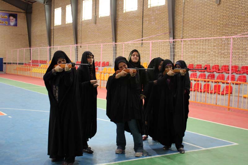 مسابقات تیراندازی با تفنگ بادی بسیج خواهران مراغه برگزار شد