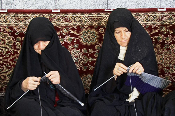 بافت لباس گرم برای مدافعان حرم درمراغه