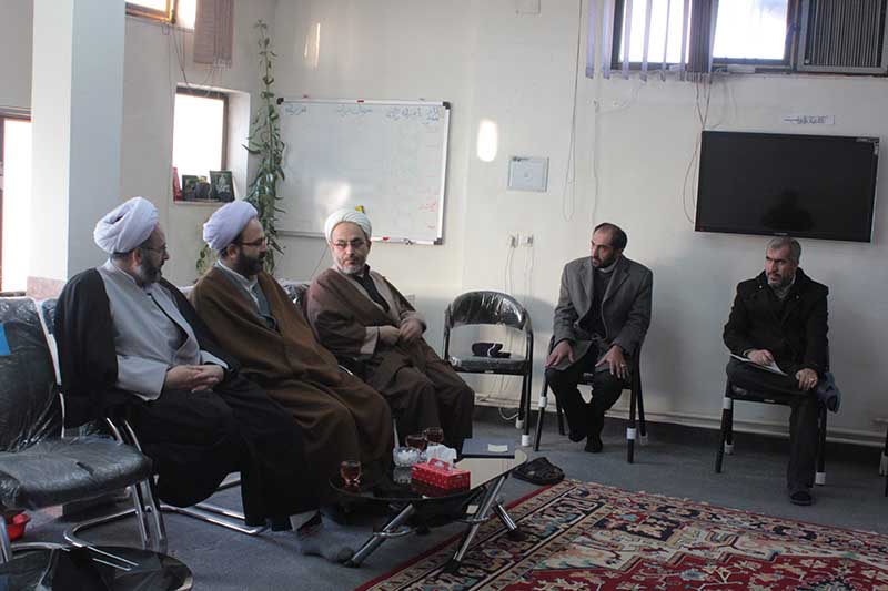 بزرگترین آفت برای خواص مدعی انقلابی گری ، محافظه کاری است