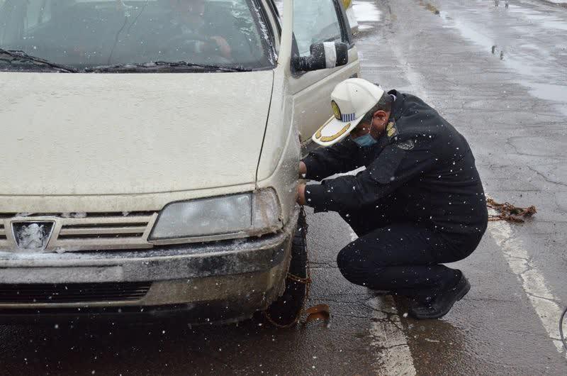 خدمت زیبای پلیس مراغه در کمک به مردم گرفتار در برف +تصاویر