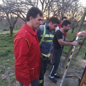 نجات جان فرد گیر افتاده در چاه توسط آتش نشانی مراغه 4 photo 2022 04 16 11 23 02