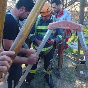 نجات جان فرد گیر افتاده در چاه توسط آتش نشانی مراغه 5 photo 2022 04 16 11 23 11