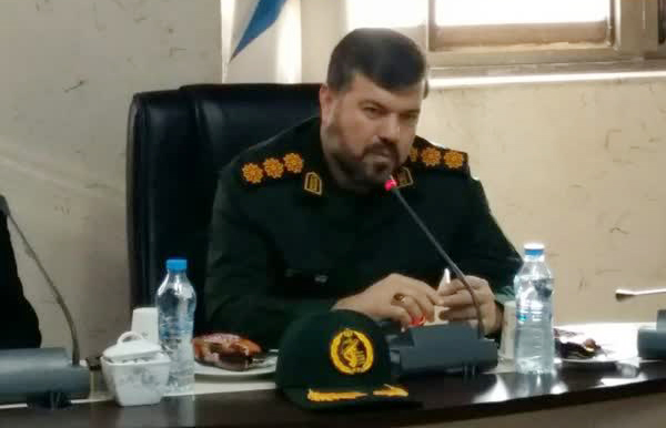 پرچم استکبارستیزی شهید سلیمانی توسط جوانان در اهتزاز است