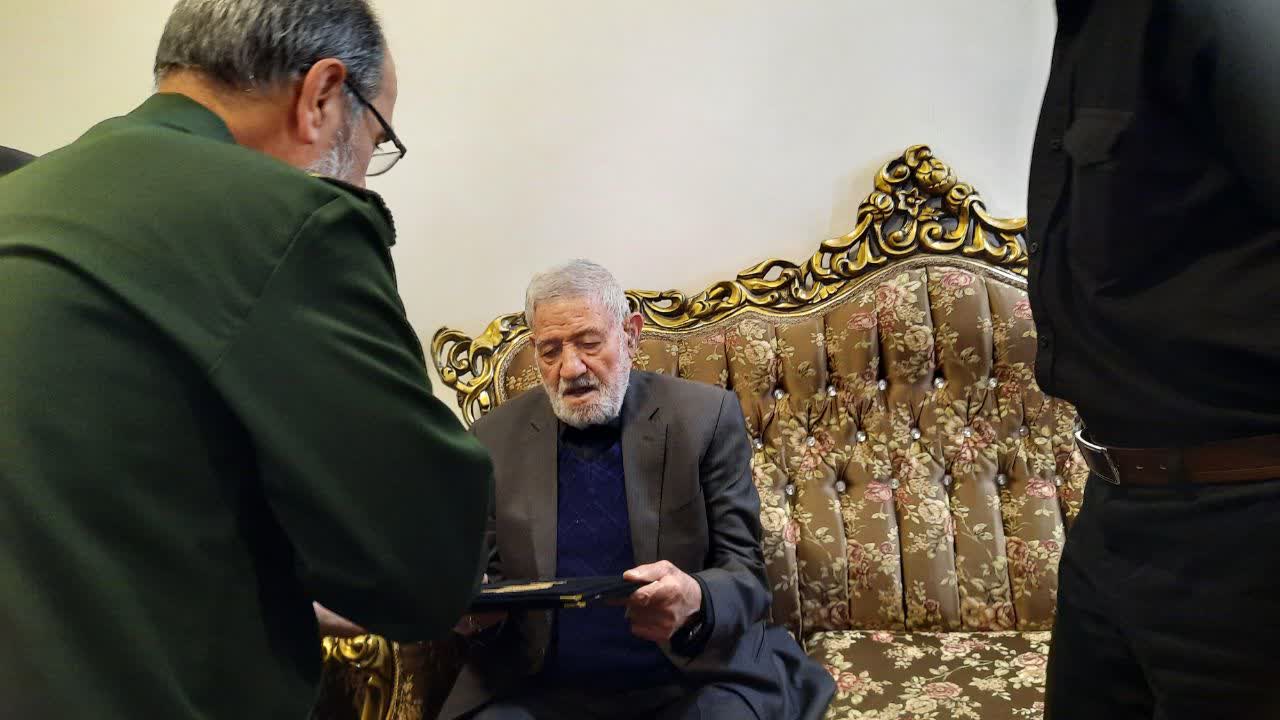 اهدای لوح سپاس فرمانده کل سپاه به خانواده شهید مالک رحمتی