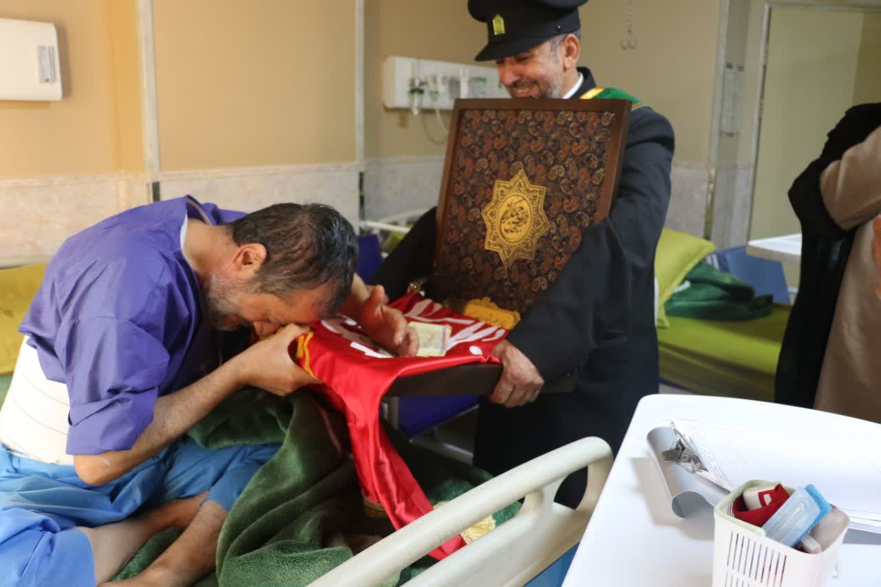 حضور خادمان و پرچم متبرک مسجد جمکران بر بالین بیماران در مراغه