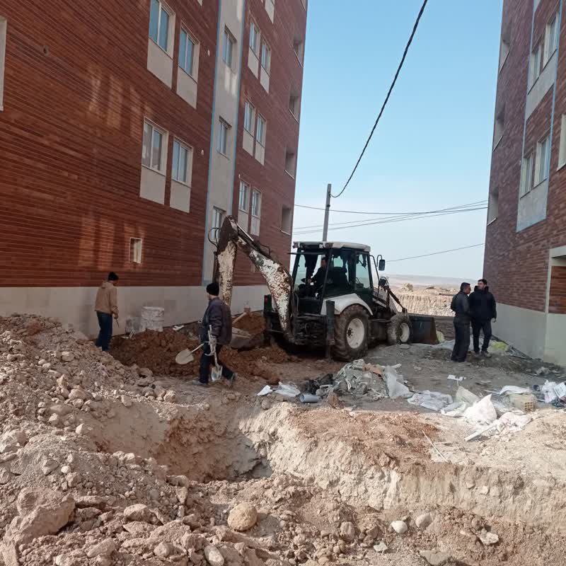 تداوم عملیات حفاری و لوله گذاری و اجرای منهول خط اصلی شبکه جمع آوری فاضلاب مسکن ملی ۴۰۰ واحدی پهرآباد و نصب انشعابات آن بدست همکاران خدوم شرکت آب و فاضلاب مراغه