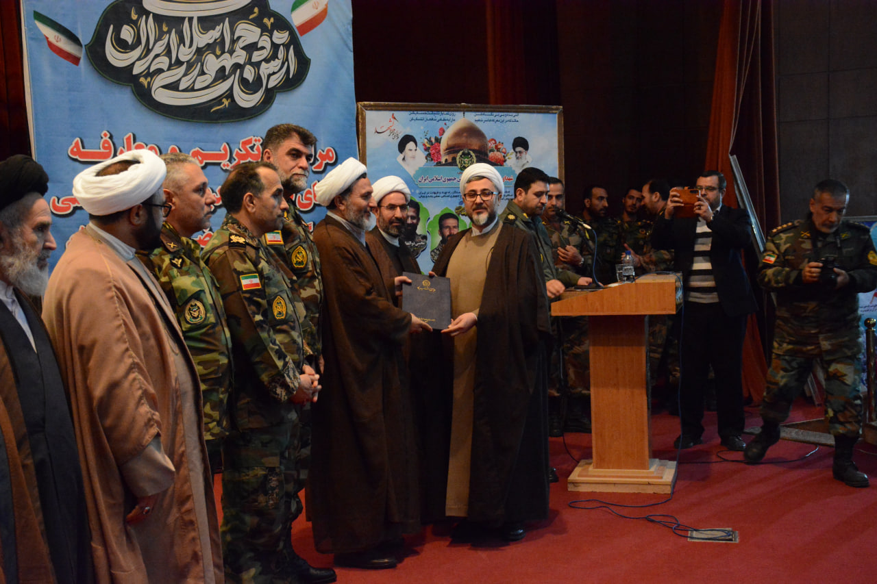 مراسم تکریم و معارفه رئیس عقیدتی و سیاسی پادگان امام رضا (ع) و گروه ۱۱ توپخانه برگزار شد