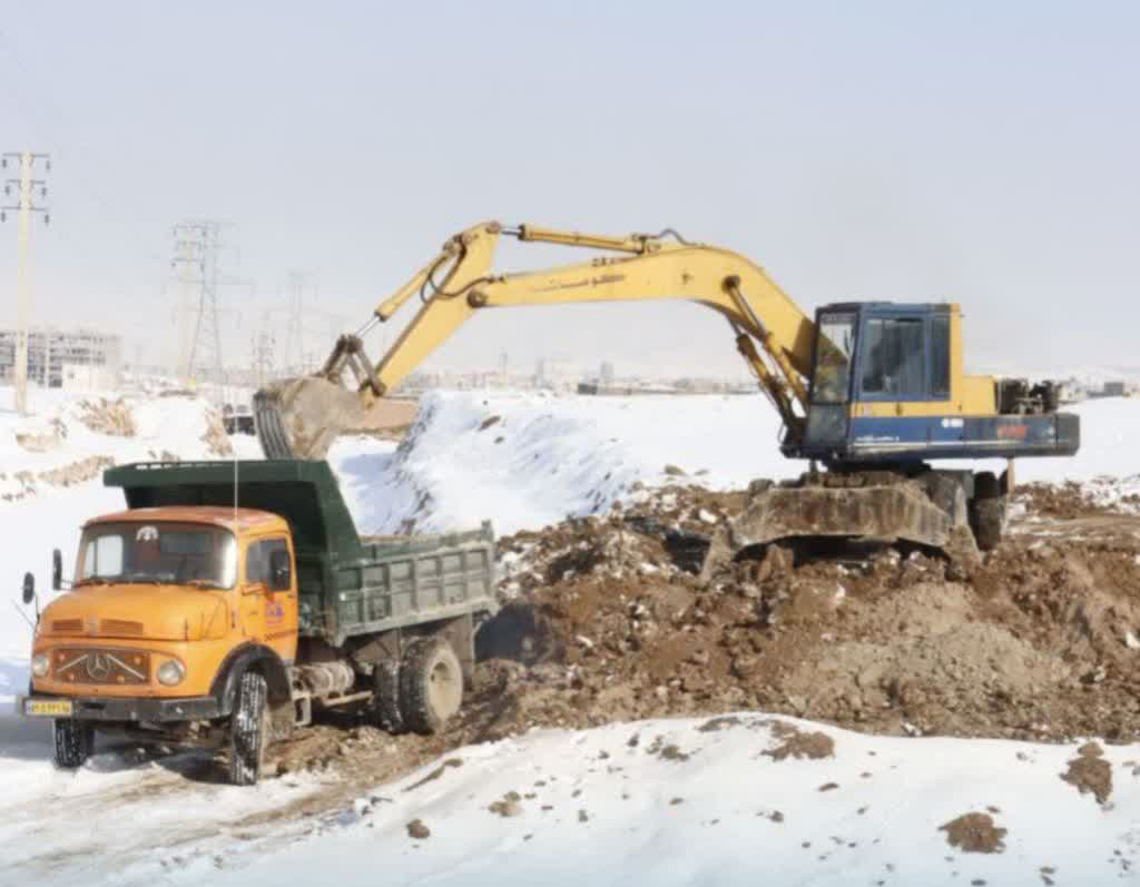 تداوم عملیات خاک‌برداری در بزرگراه شهید مالک رحمتی با وجود برودت هوا