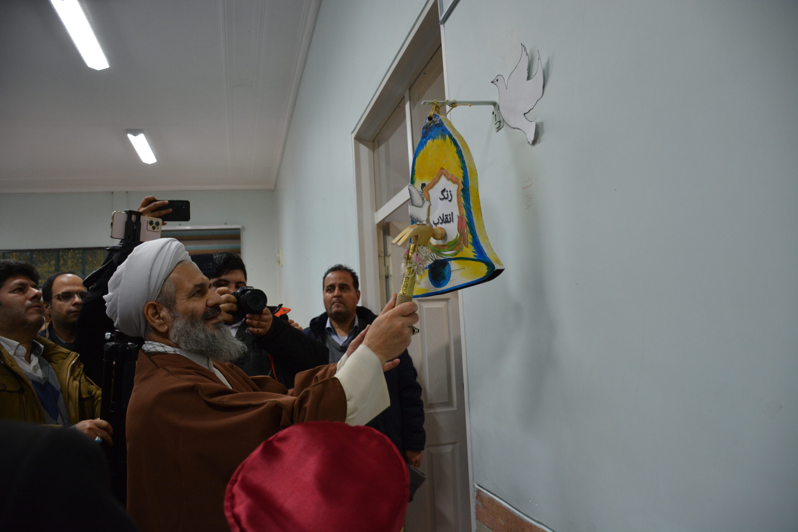 گزارش تصویری نواخته شدن زنگ انقلاب در مدرسه شاهد امیر آبی