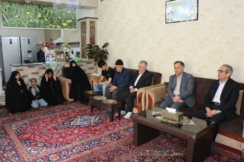 گرامیداشت یاد خاطره شهدای مدافع وطن در دیدار رییس با خانواده شهدای معظم